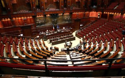 Sotto una pioggia di banconote false